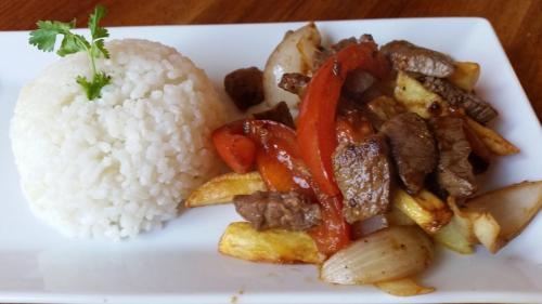 Lomo saltado - un plat signature de la gastronomie péruvienne